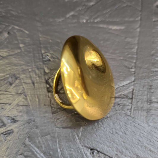 Bague dorée bombée – Design sculptural et minimaliste pour femme moderne - Moyyudé