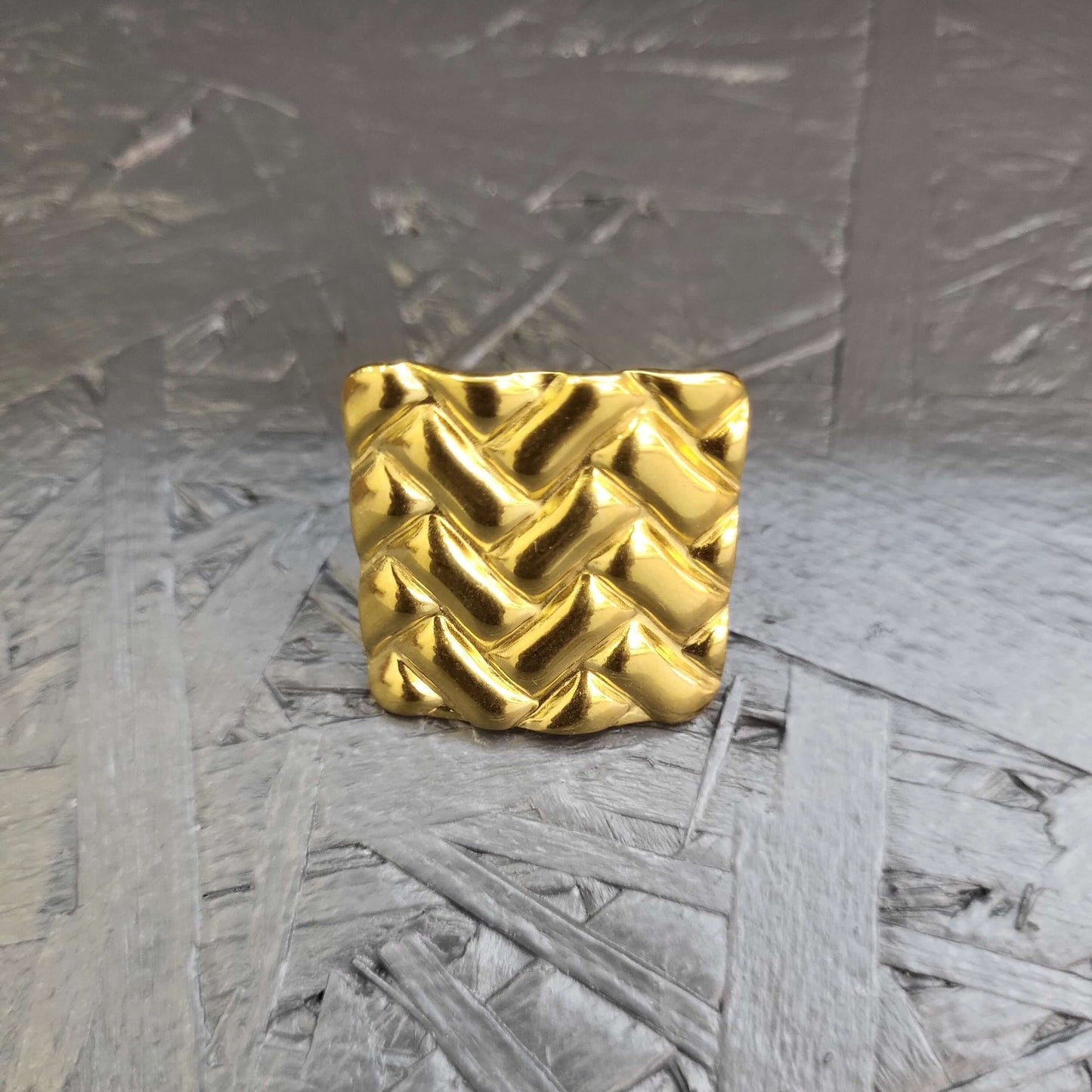 Bague dorée graphique tressée – Design ajouré moderne pour femme - Moyyudé