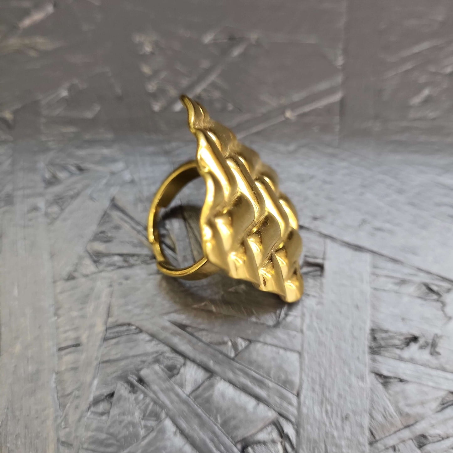 Bague dorée graphique tressée – Design ajouré moderne pour femme - Moyyudé