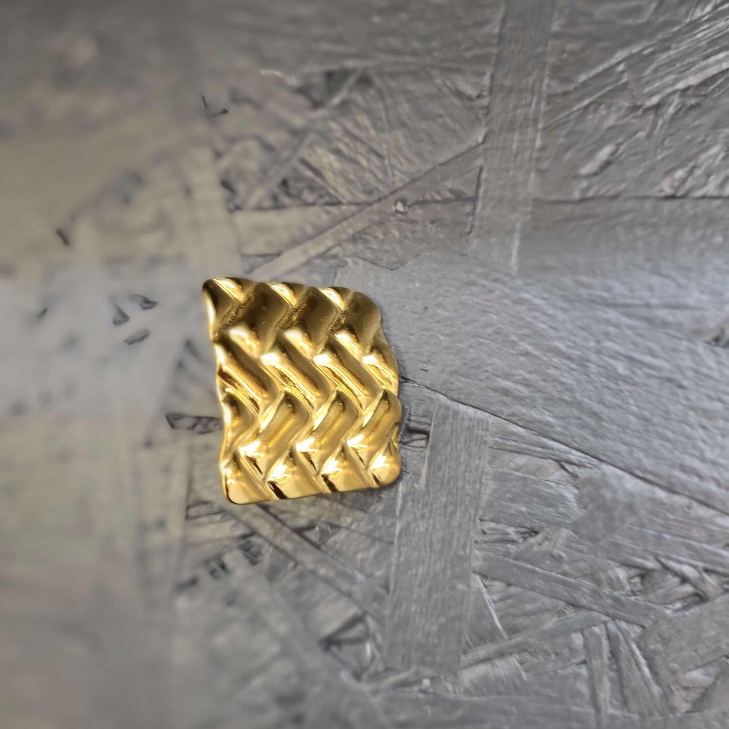 Bague dorée graphique tressée – Design ajouré moderne pour femme - Moyyudé