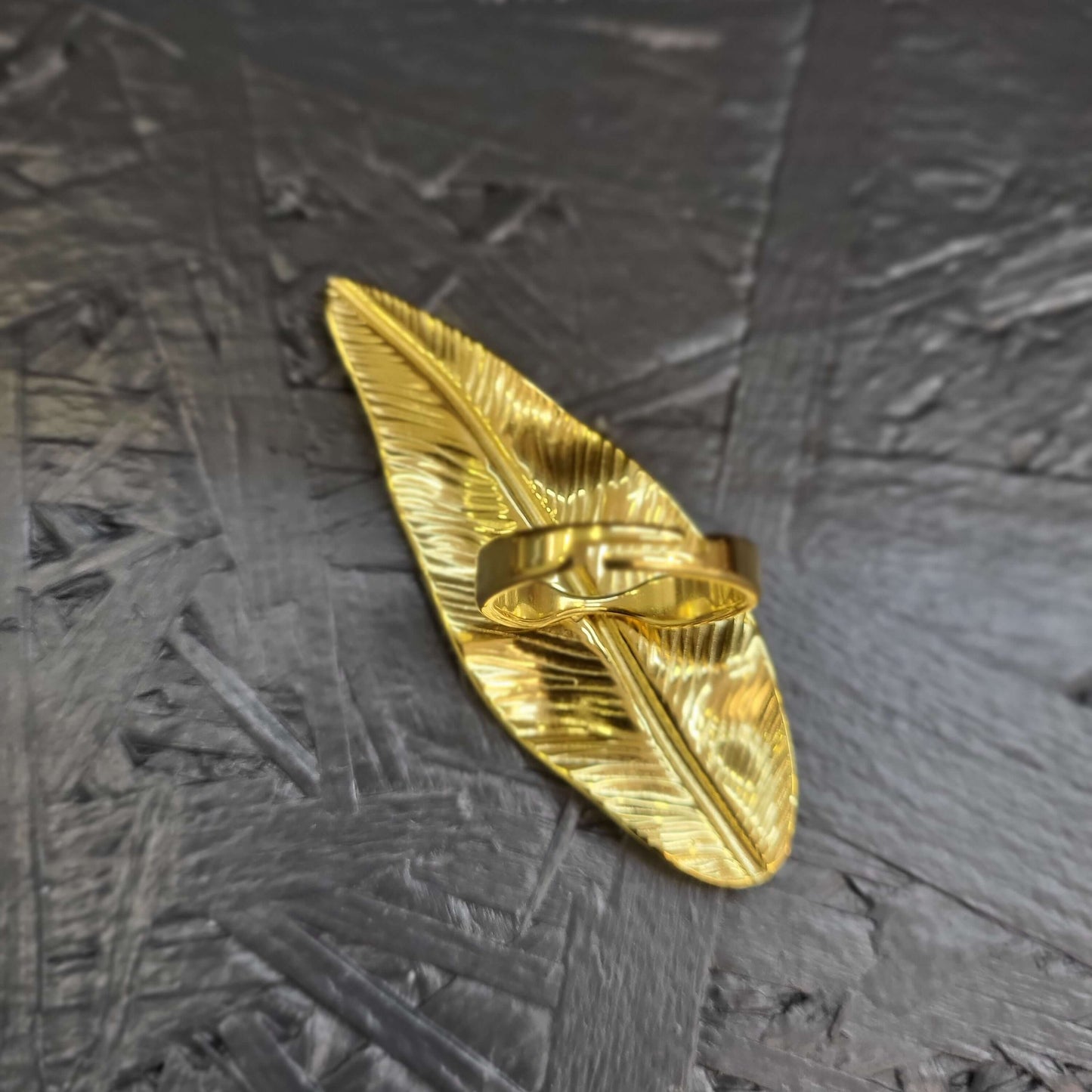 Bague Feuille Allongée – Acier Inoxydable Doré | Collection Tamu Moyyudé - Moyyudé