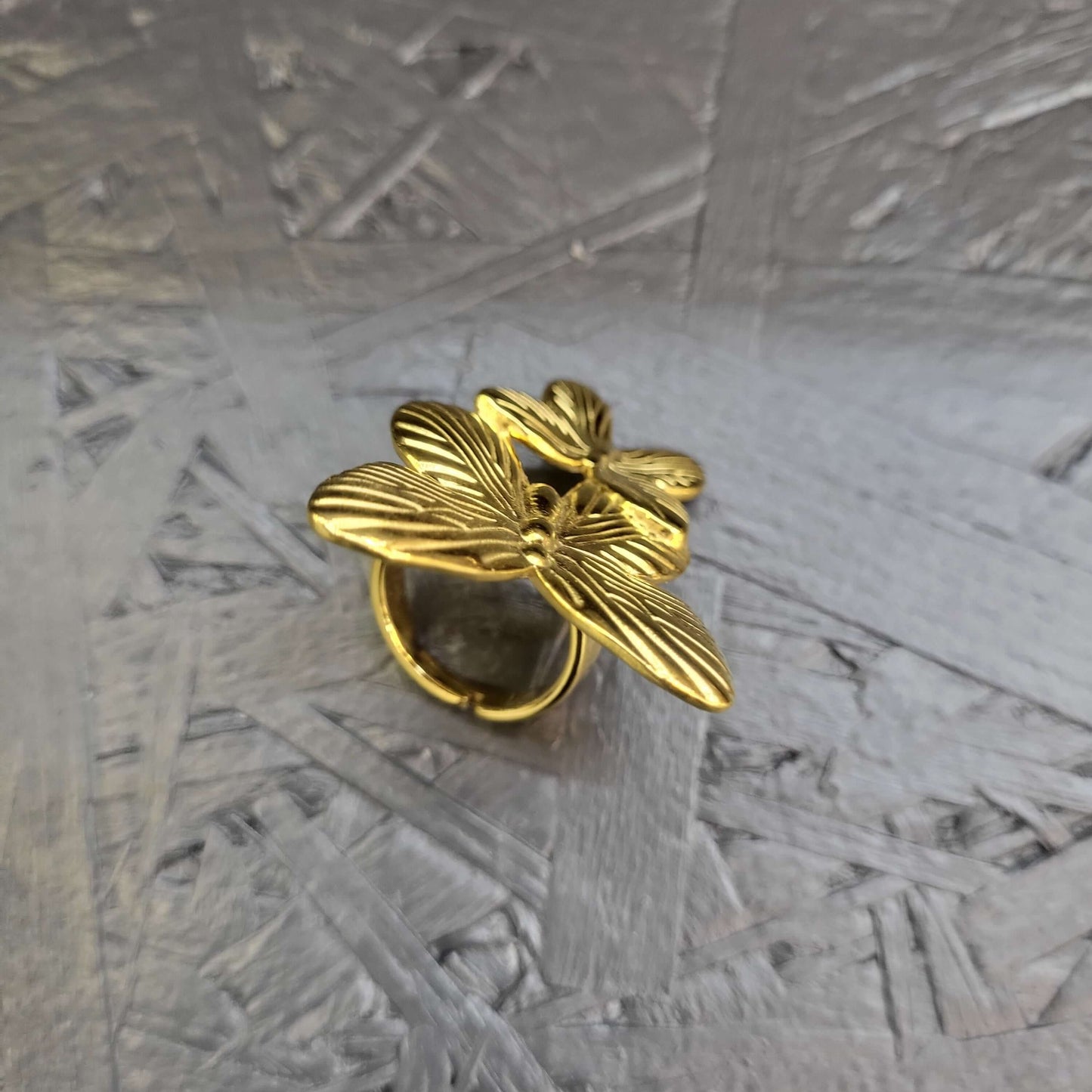 Bague Papillon Dorée Ajourée – Élégance Poétique pour Femme - Moyyudé