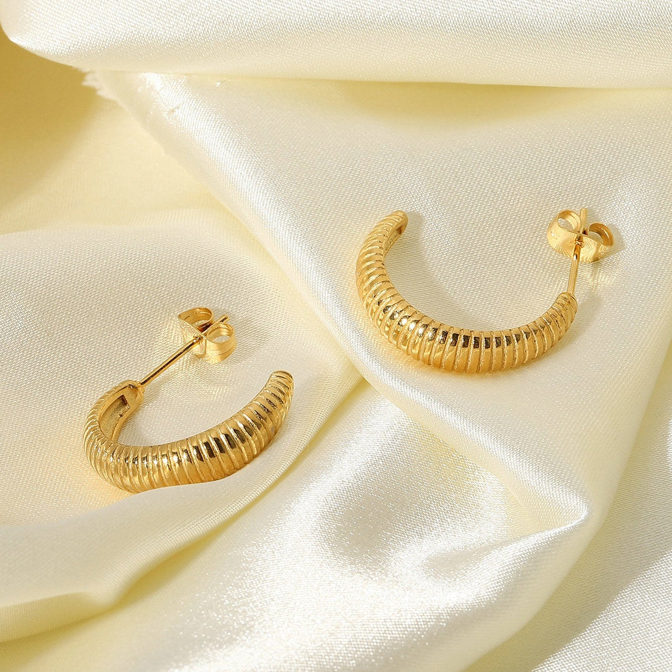 18K Gold-plated Croissant Earrings Stainless Steel Thin C-shaped Hoop Earrings Female Jewelry - Moyyudé