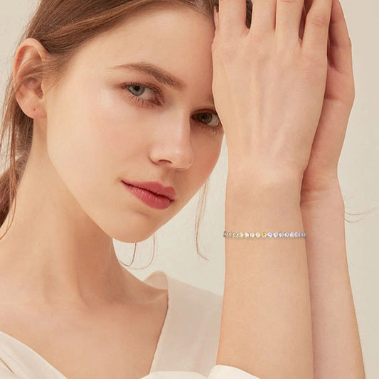 Bracelet en Argent 925 fin et délicat porté au poignet, accessoire minimaliste féminin Moyyudé