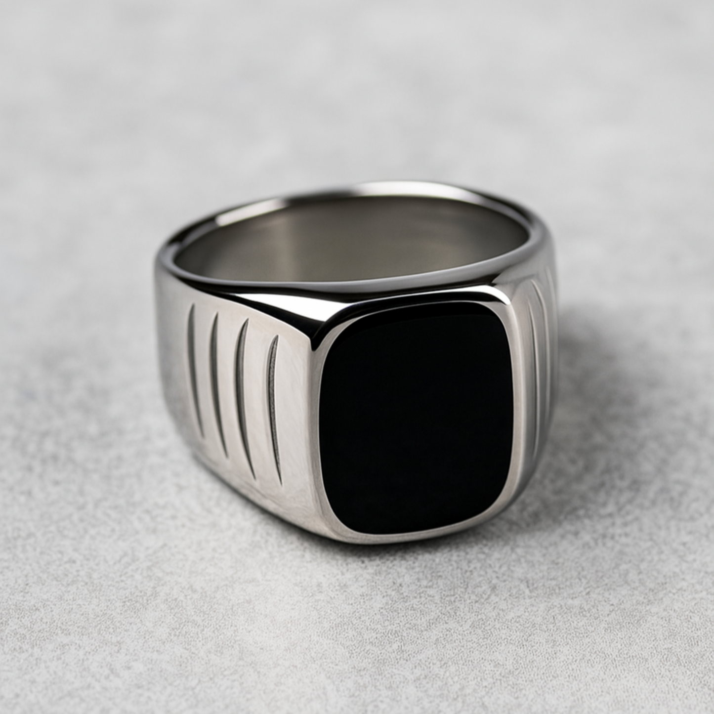 Bague artisanale homme pierre naturelle en métal argenté avec pierre noire brillante signée Moyyudé