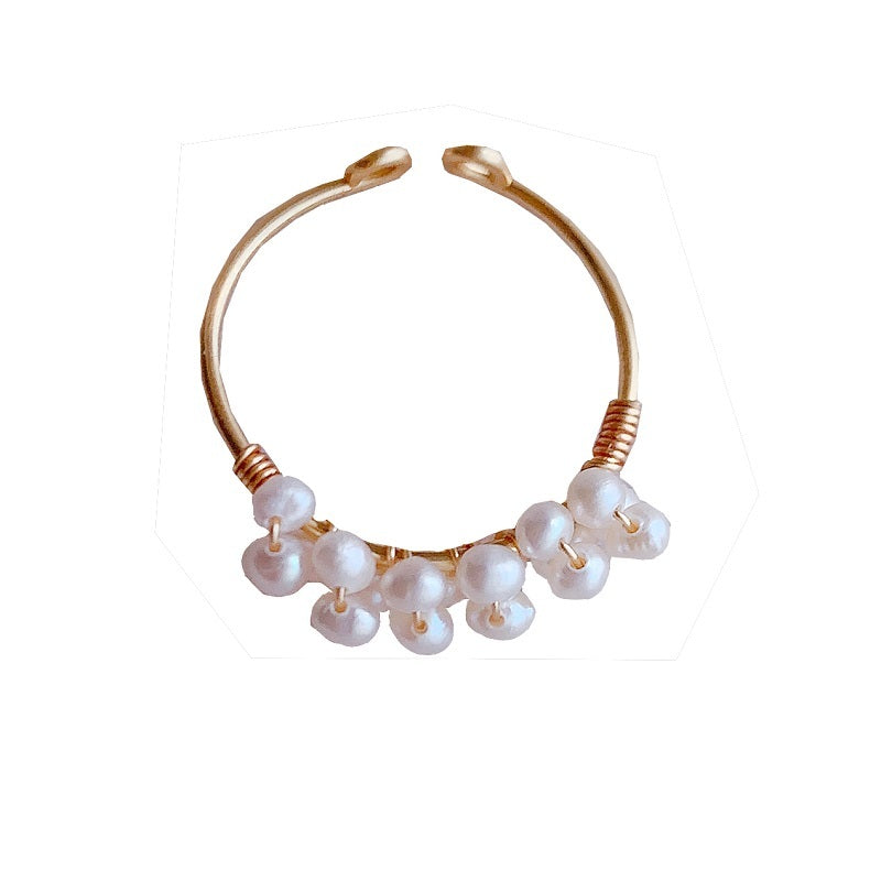 Bague Perle Elégante Moyyudé en métal doré avec plusieurs perles blanches délicates