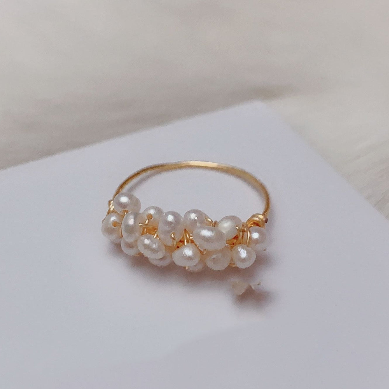 Bague Perle Elégante Moyyudé avec multiples perles blanches sur anneau fin doré