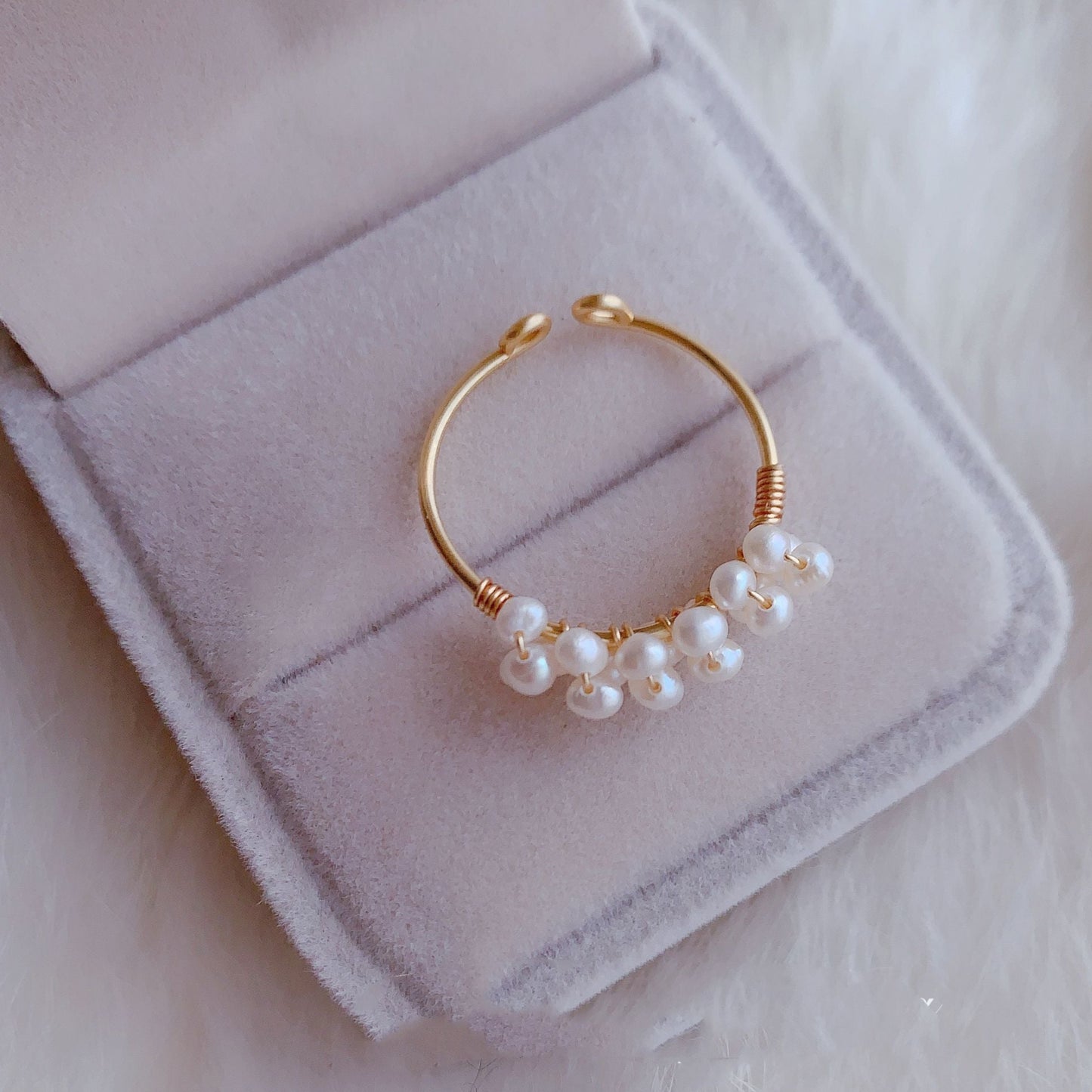Bague Perle Elégante en métal doré avec petites perles blanches montée sur un anneau ouvert