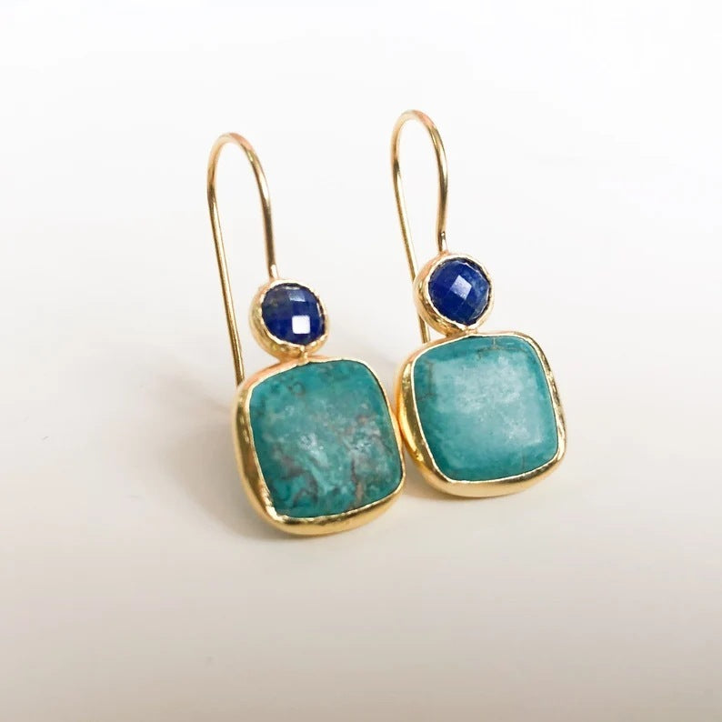 Boucles d’oreilles Moyyudé avec pierres bleues et vertes serties or bijoux pierres naturelles