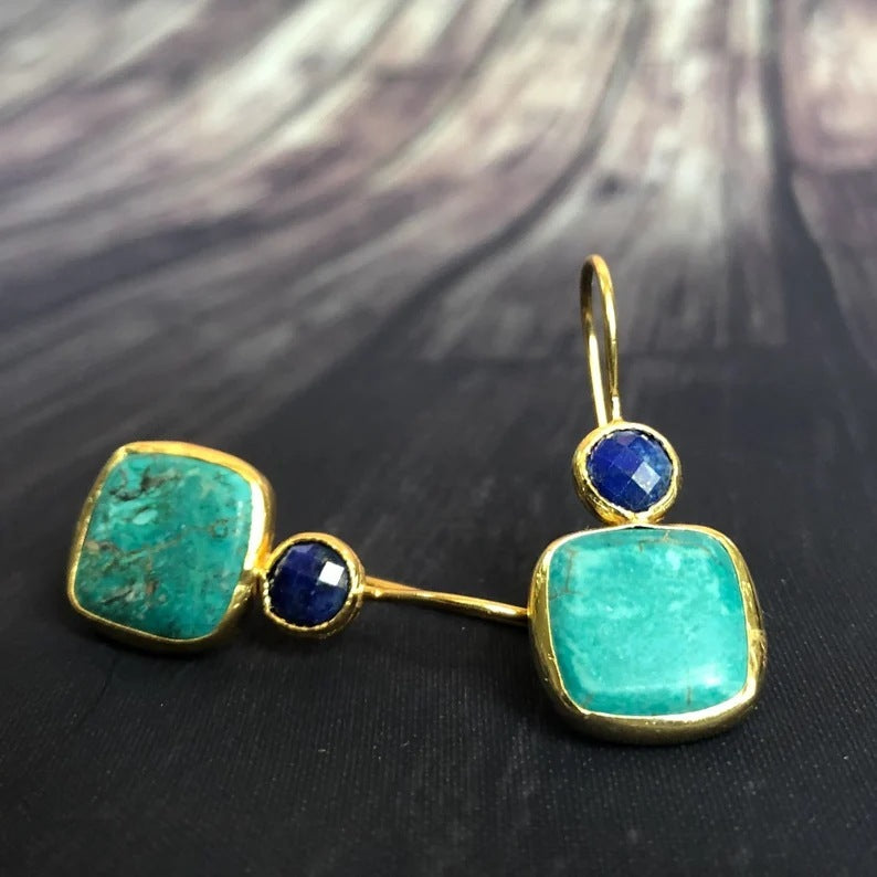 Boucles d’oreilles Moyyudé en bijoux pierres naturelles avec pierre turquoise et bleue sertie dorée