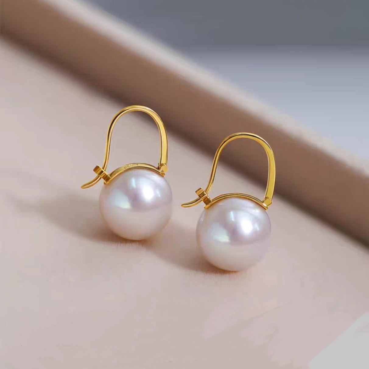 Boucles d'oreilles élégantes Moyyudé avec perles blanches et crochets dorés délicats