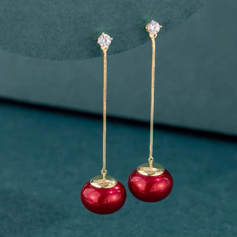 Boucles d'oreilles longues chic Moyyudé avec perles rouges pendantes et détail doré élégant