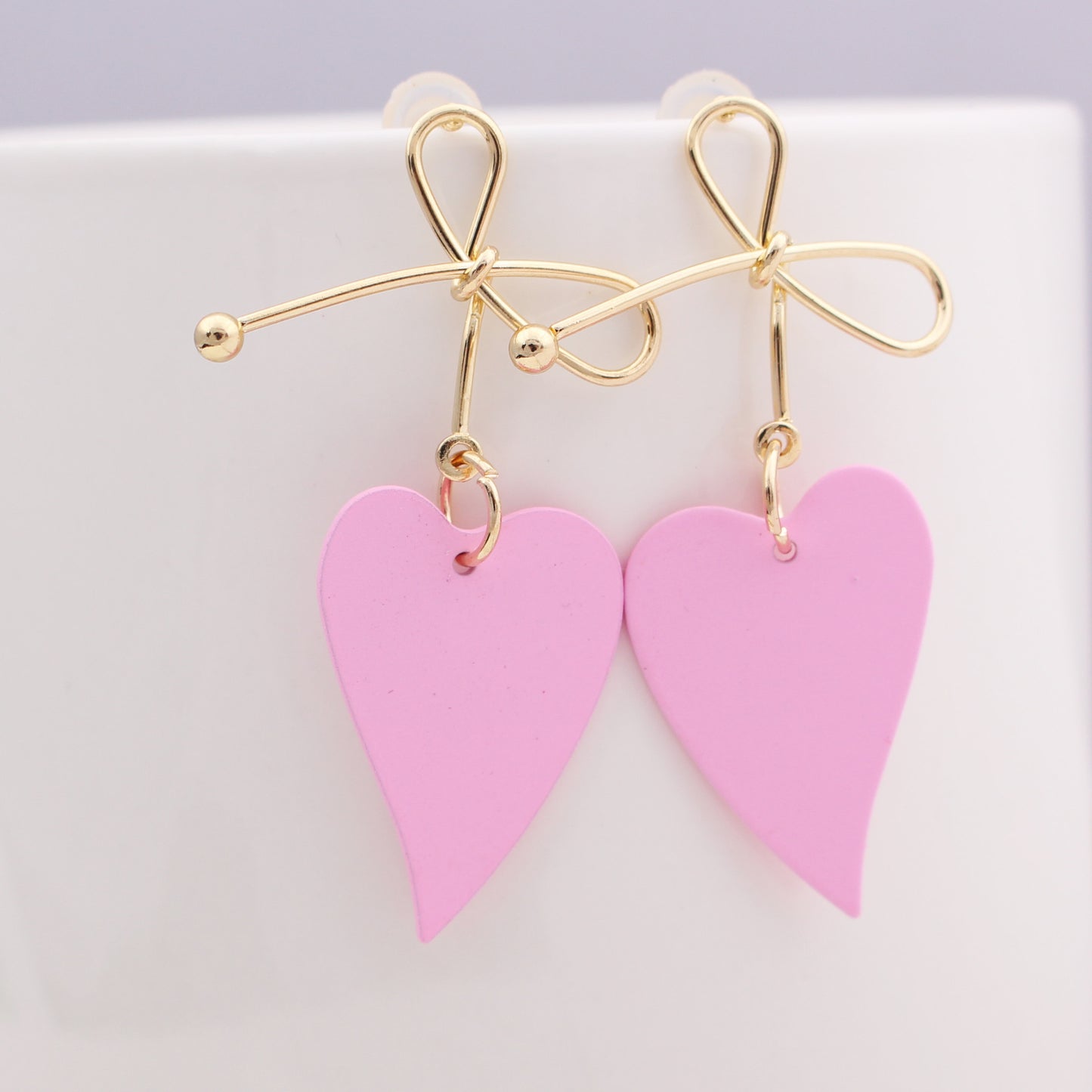 Boucles d'oreilles nœud papillon en métal doré avec pendentifs en forme de cœur rose Moyyudé