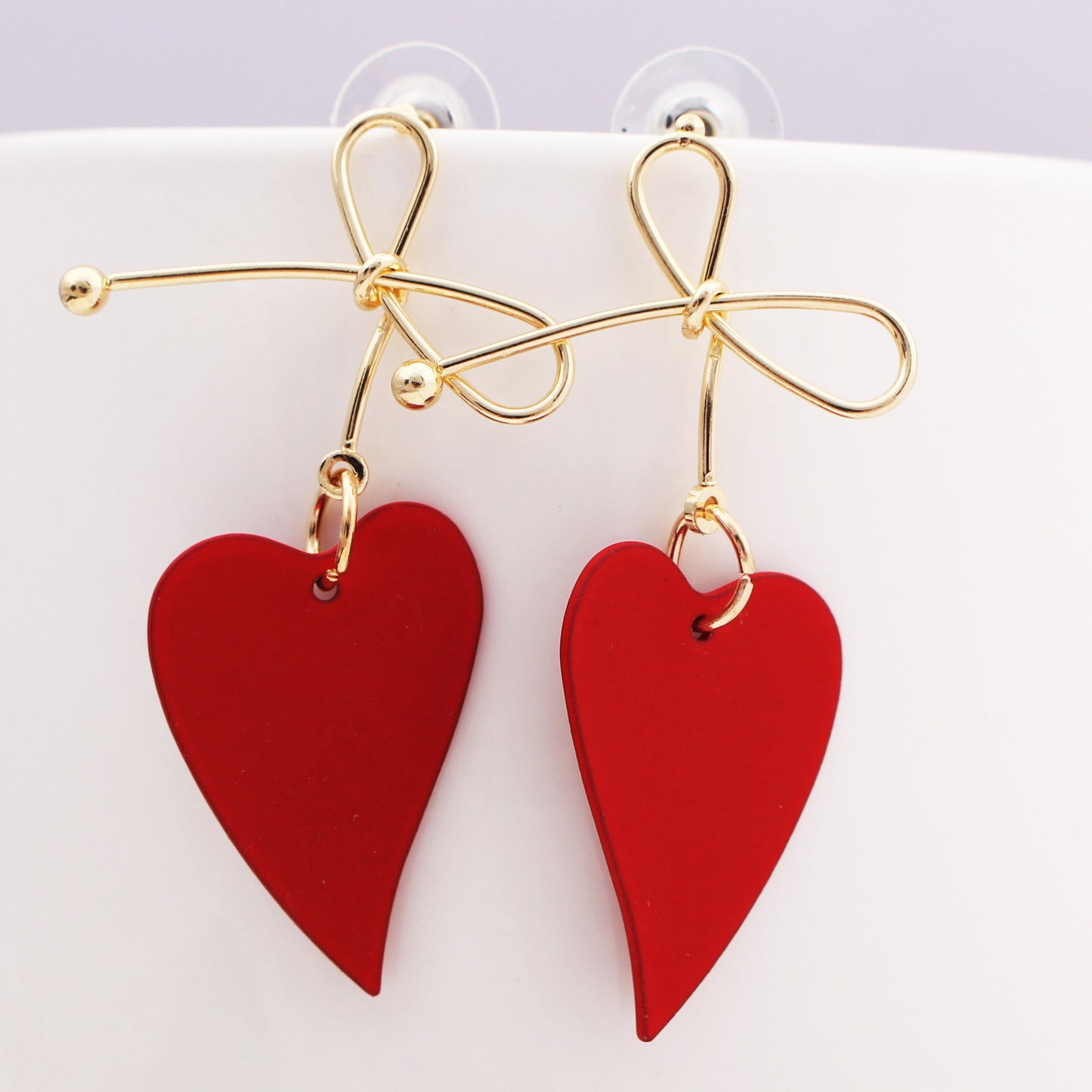 Boucles d'oreilles nœud papillon Moyyudé avec pendentifs cœurs rouges élégants en métal doré