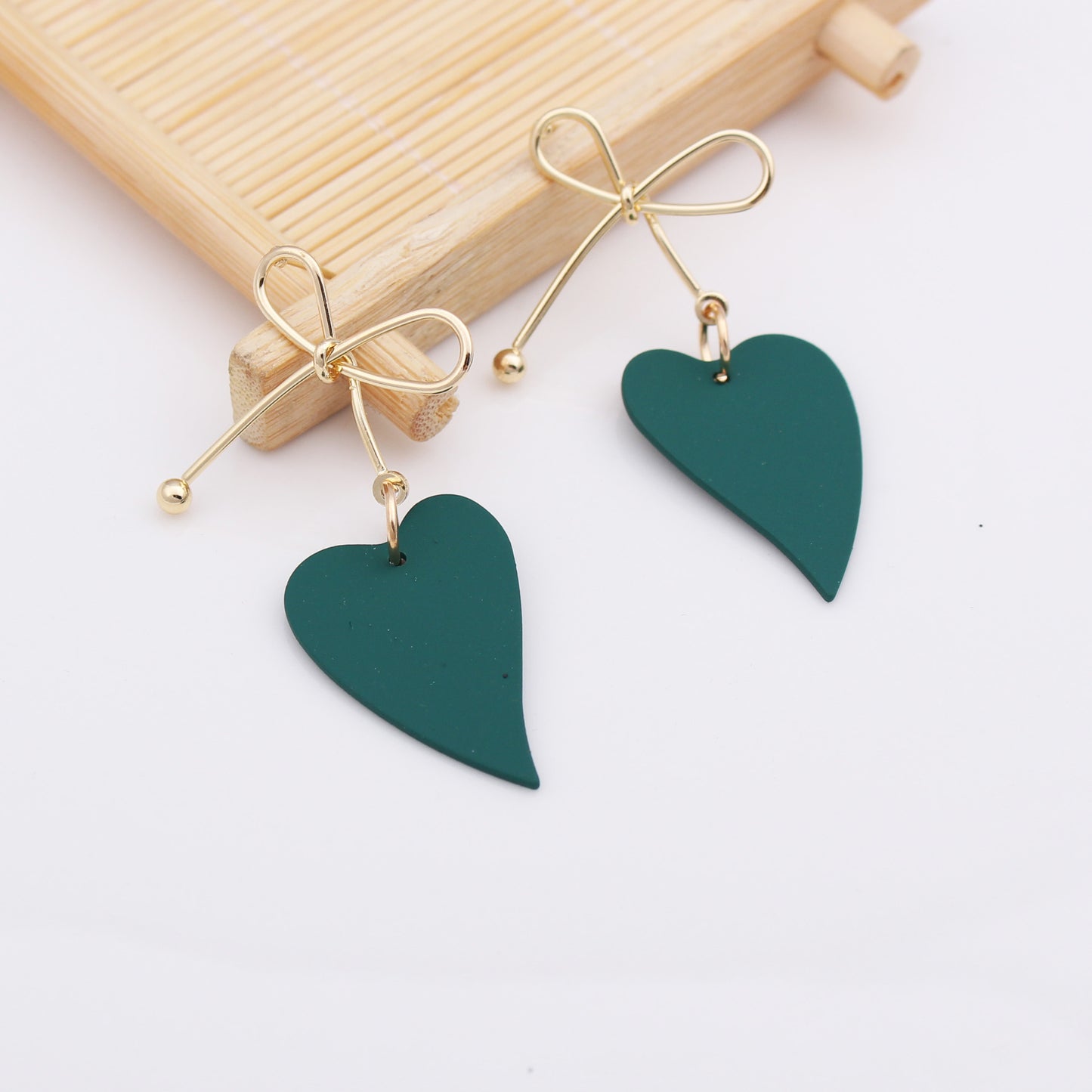 Boucles d'oreilles nœud papillon Moyyudé avec pendentif cœur vert foncé élégantes et modernes