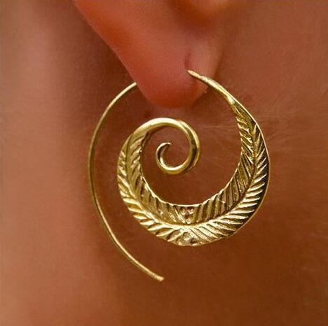 Boucles d'oreilles spirales dorées Moyyudé au design texturé porté à l'oreille