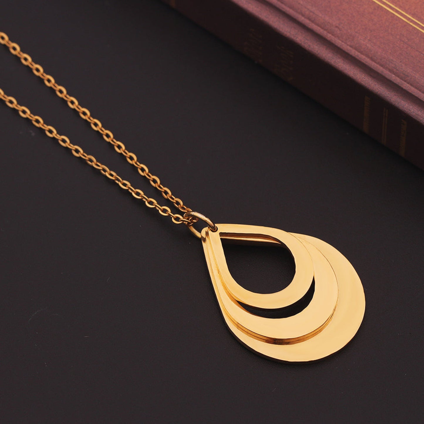 Collier personnalisé gravé pour femme Moyyudé pendentif doré en forme de goutte élégant