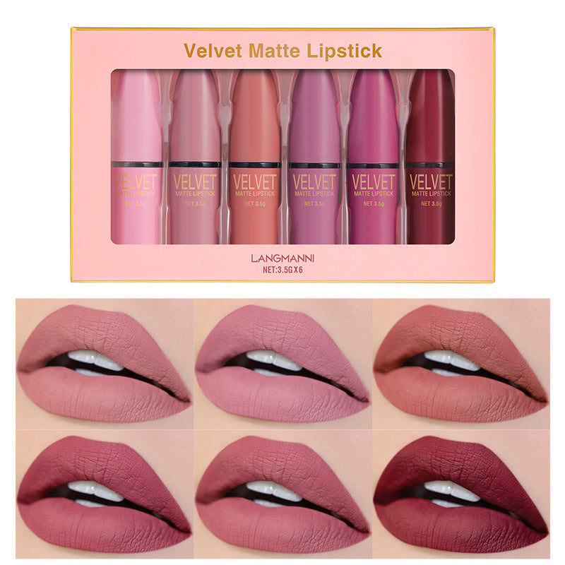 Coffret rouges à lèvres mat Moyyudé avec six teintes rosées et nude sur modèle