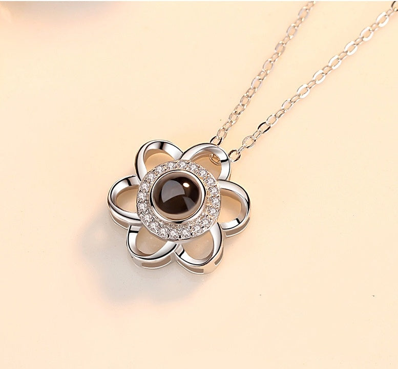 Collier femme Moyyudé avec pendentif fleur de cerisier en argent et pierre noire centrale