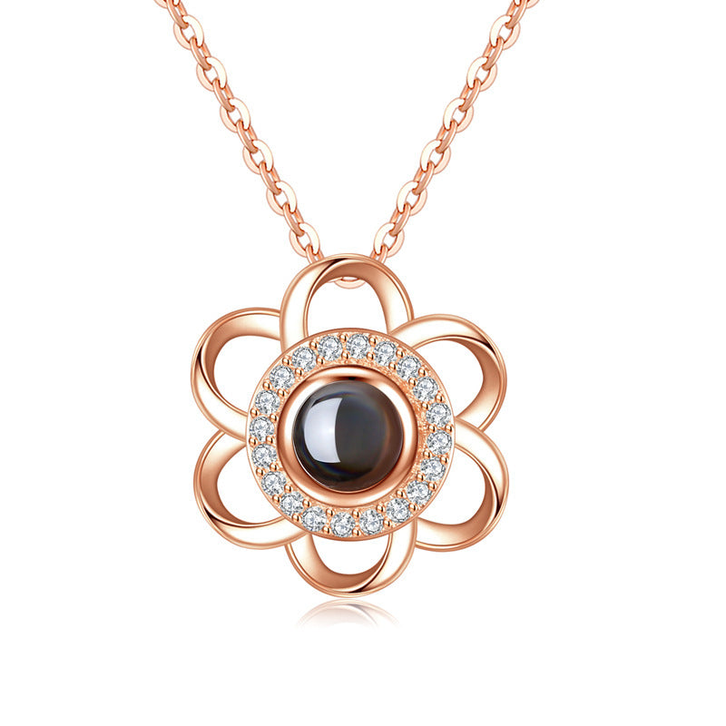 Collier femme Moyyudé avec pendentif fleur de cerisier en métal doré et pierre centrale noire
