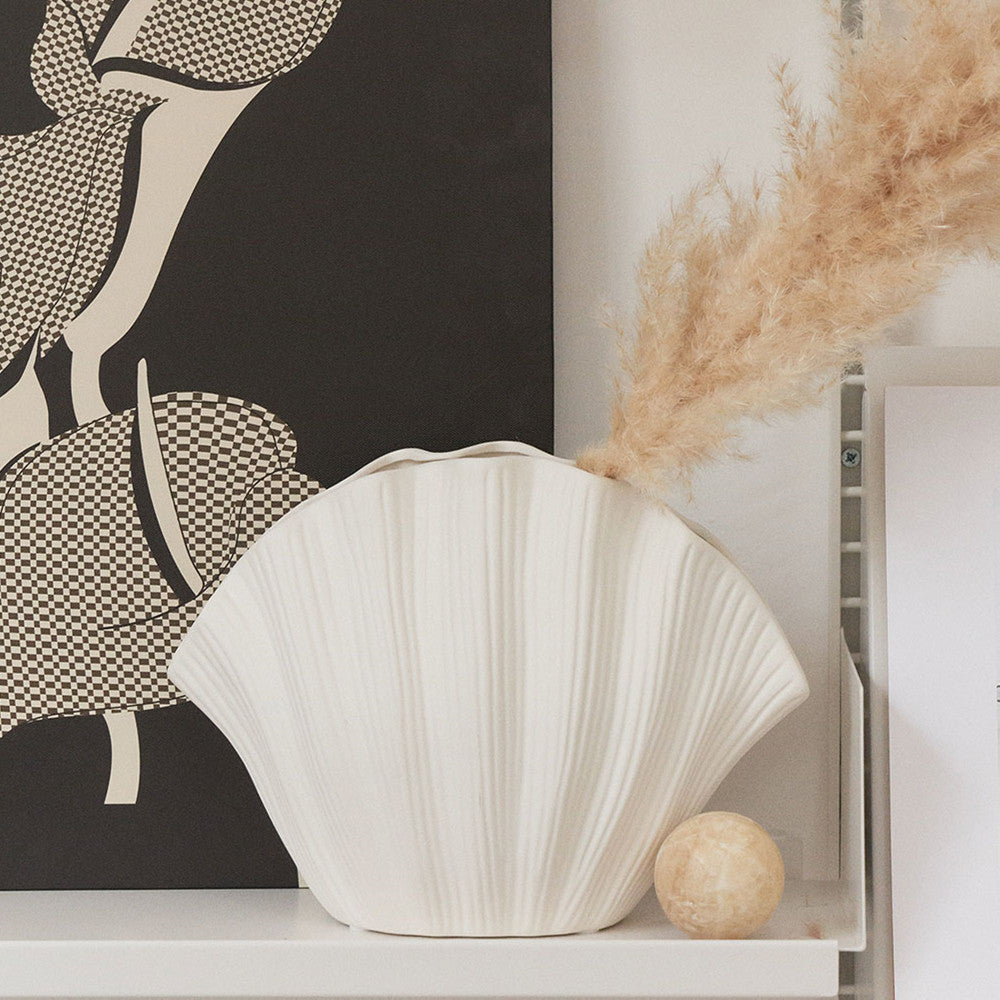 Vase en céramique fait main blanc en forme de coquillage décoré avec des fleurs séchées