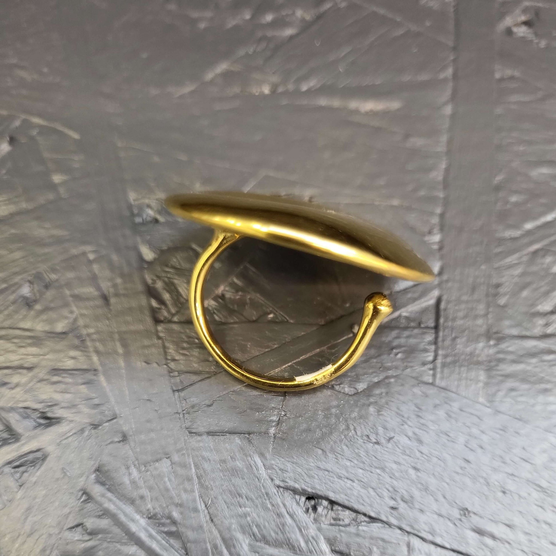 Bague dorée bombée – Design sculptural et minimaliste pour femme moderne - Moyyudé