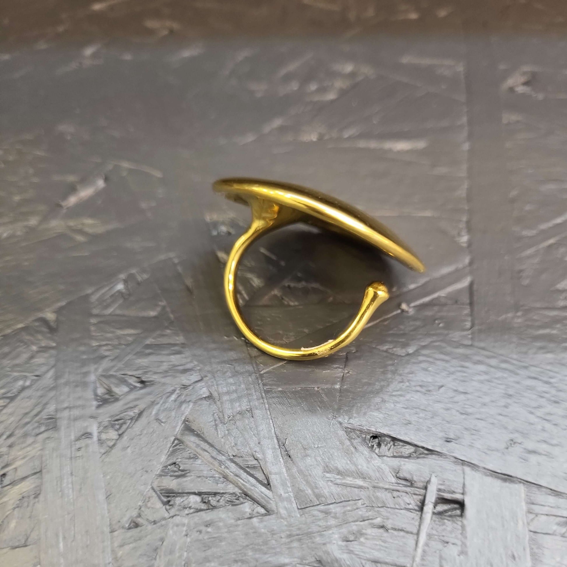 Bague dorée bombée – Design sculptural et minimaliste pour femme moderne - Moyyudé