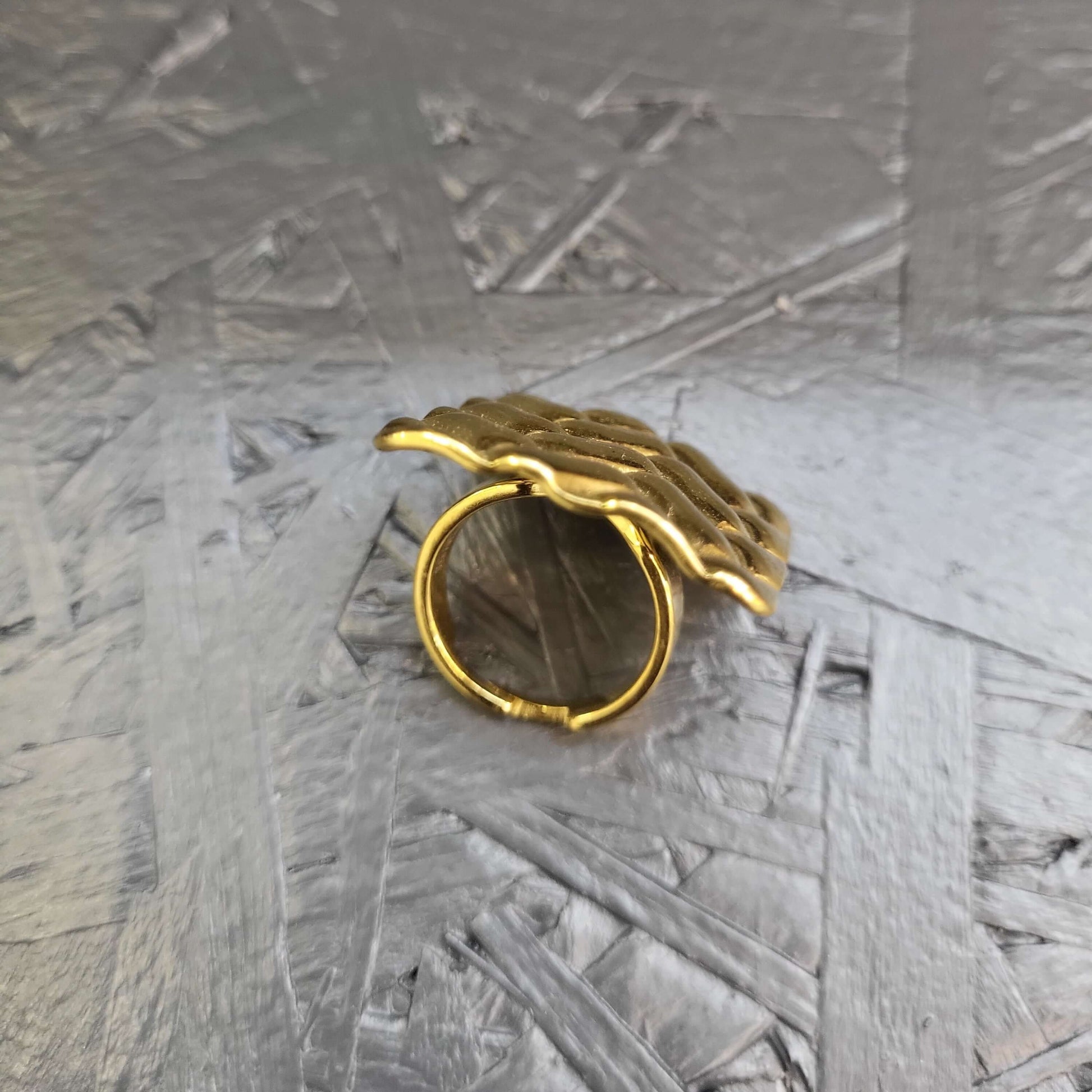 Bague dorée graphique tressée – Design ajouré moderne pour femme - Moyyudé