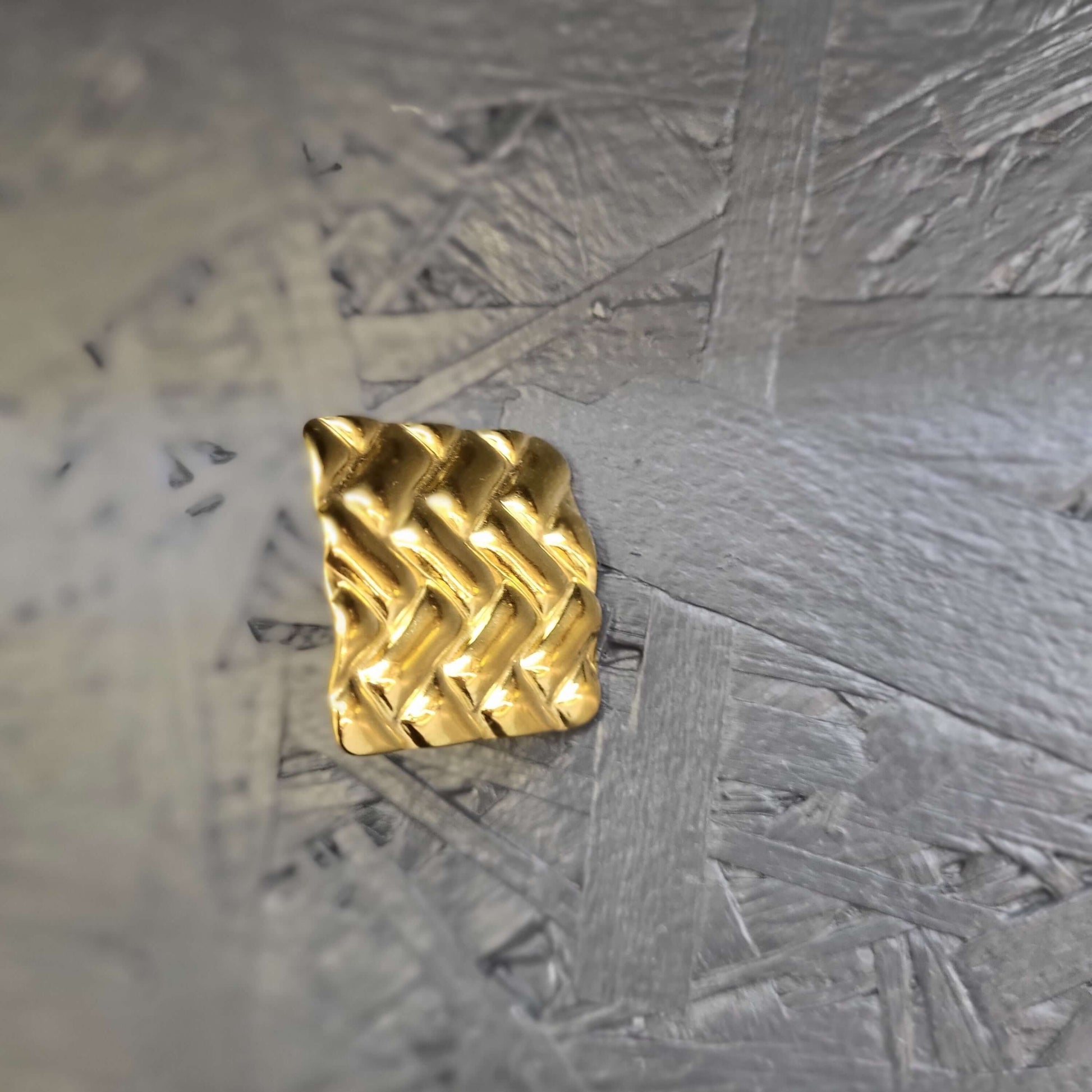 Bague dorée graphique tressée – Design ajouré moderne pour femme - Moyyudé