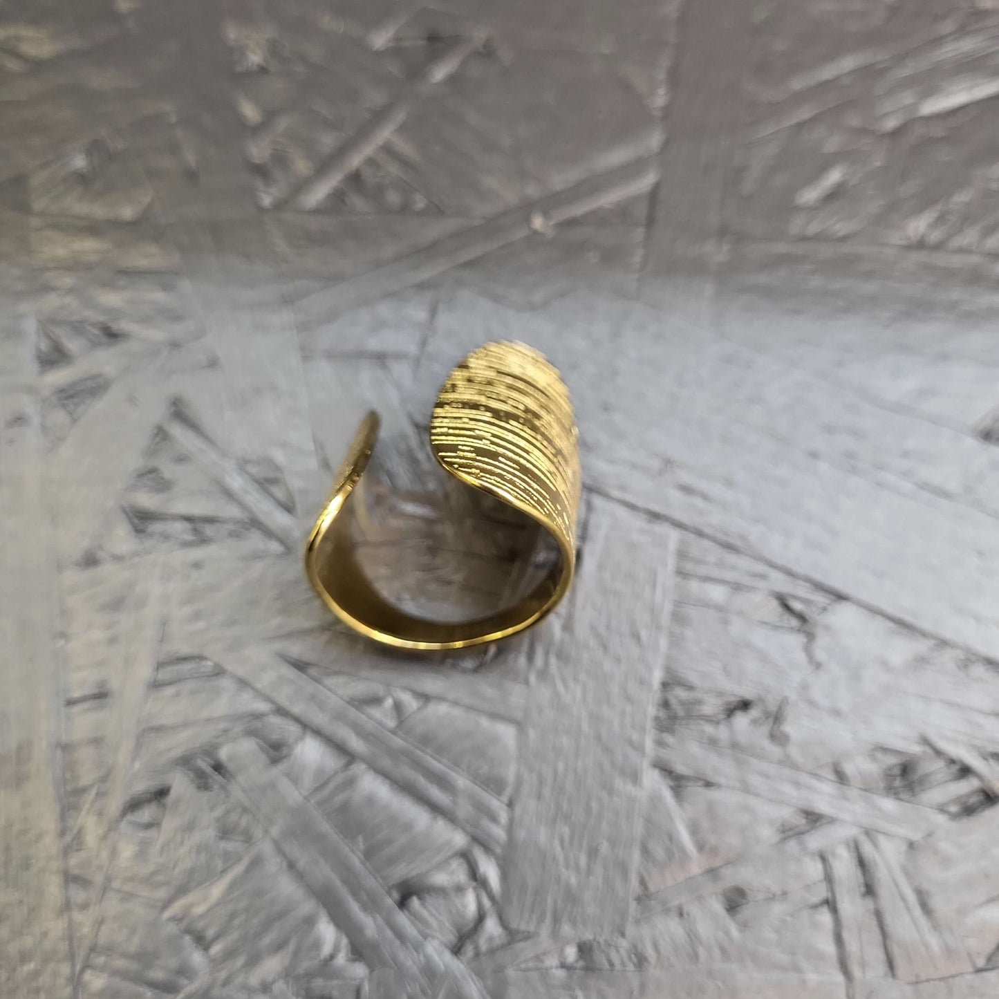 Bague manchette dorée texturée – Design organique et élégant - Moyyudé