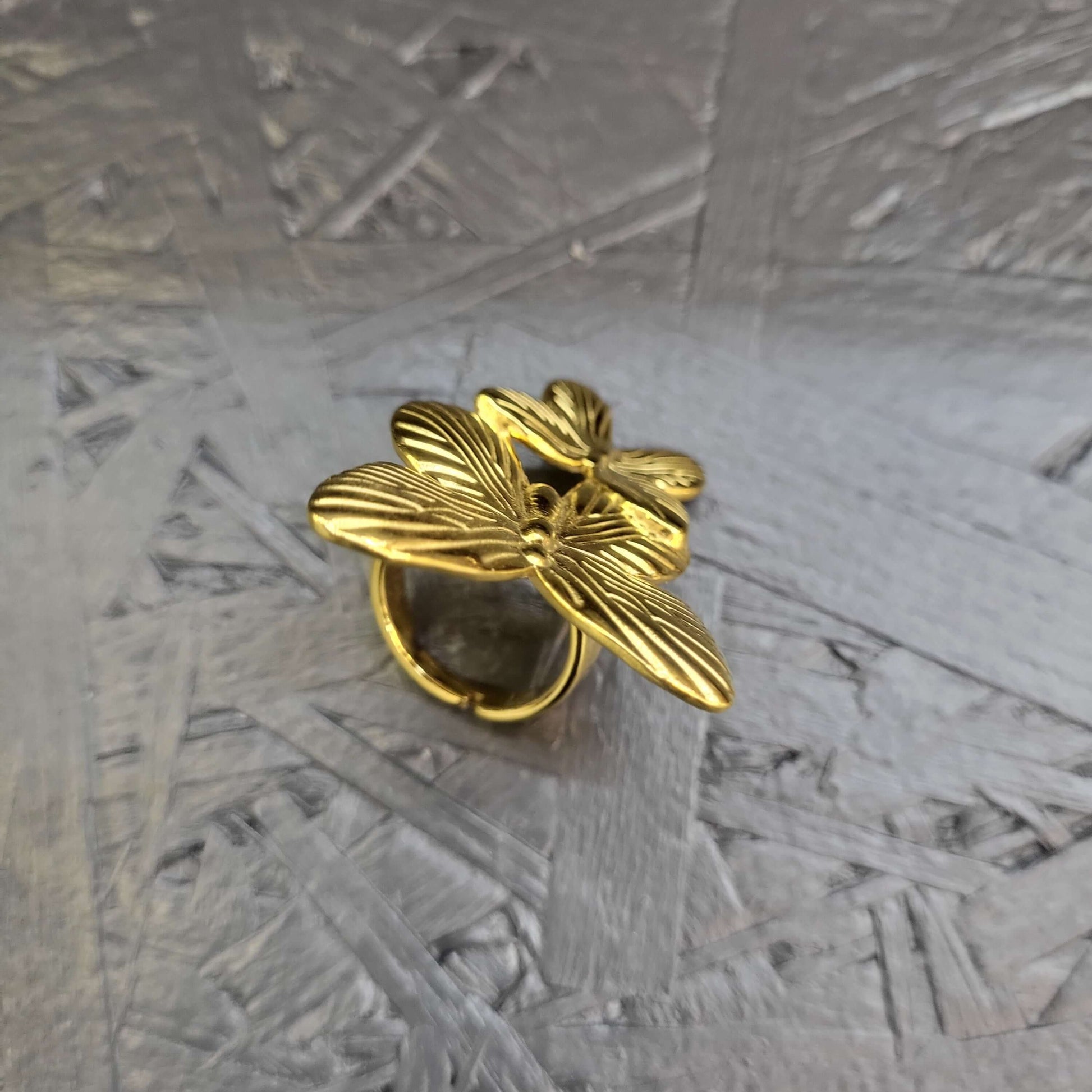 Bague Papillon Dorée Ajourée – Élégance Poétique pour Femme - Moyyudé