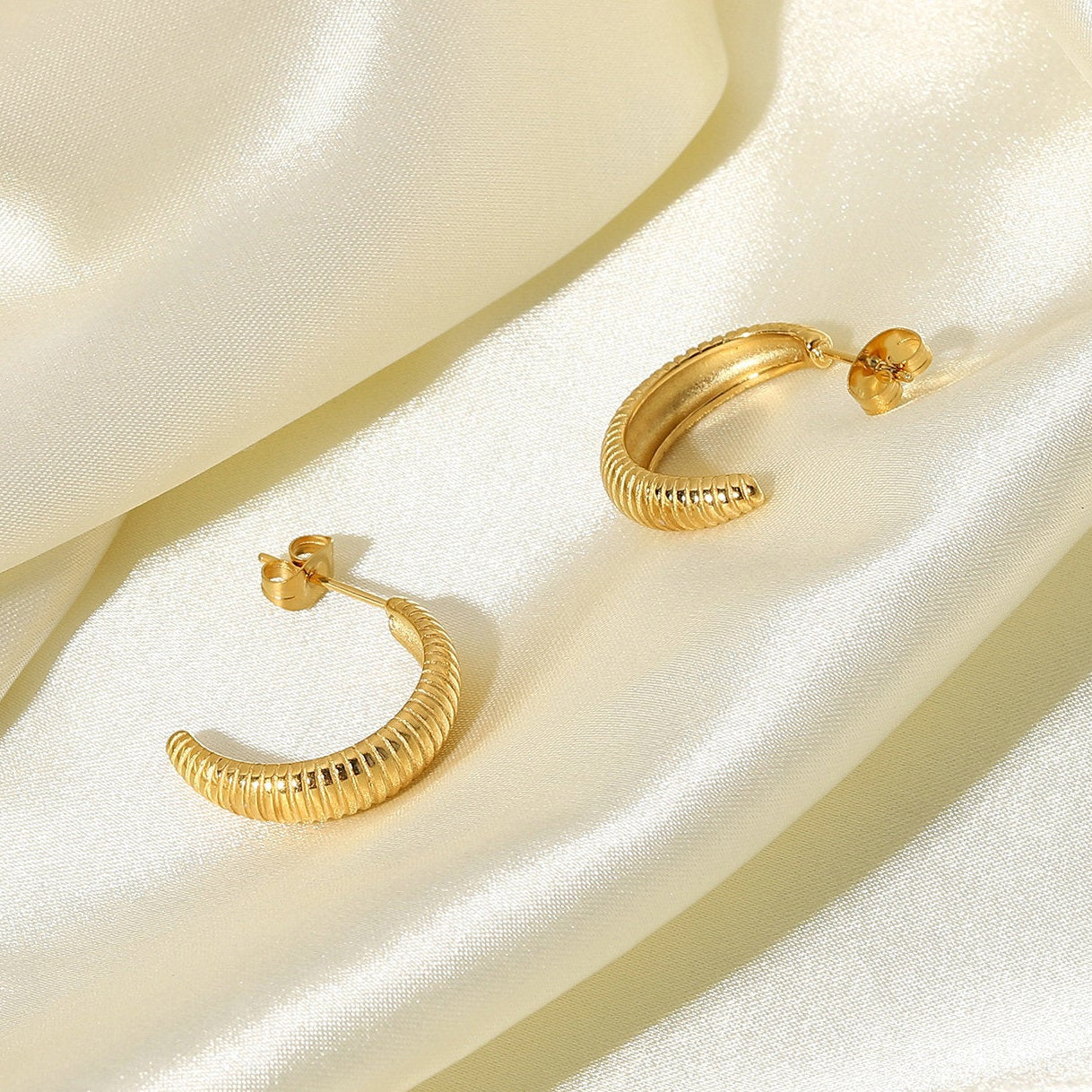 18K Gold-plated Croissant Earrings Stainless Steel Thin C-shaped Hoop Earrings Female Jewelry - Moyyudé