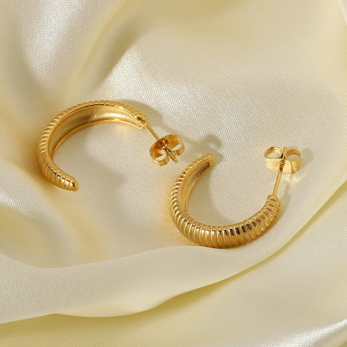 18K Gold-plated Croissant Earrings Stainless Steel Thin C-shaped Hoop Earrings Female Jewelry - Moyyudé