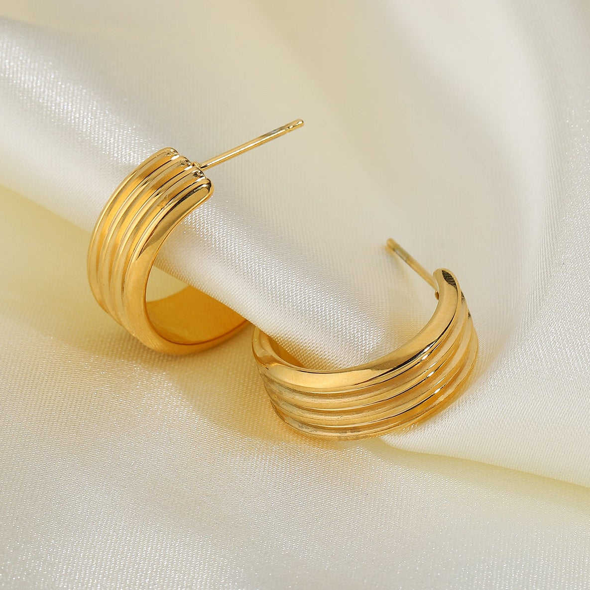 18K Vacuum Gold Plated L Stainless Steel Three-layer C Shape Tire Earrings - Moyyudé
