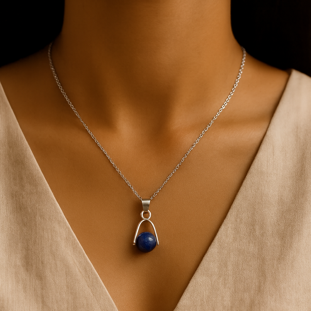 Collier Naya en Œil de Faucon bleu rond – Chaîne acier inoxydable 45 cm - Moyyudé