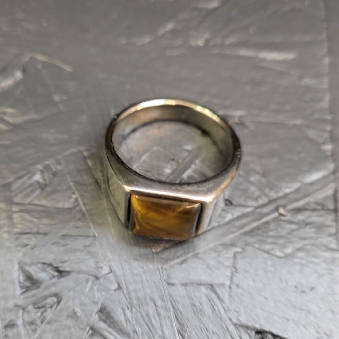Anneau pierre naturelle homme avec pierre carrée marron monté sur bague en métal argenté