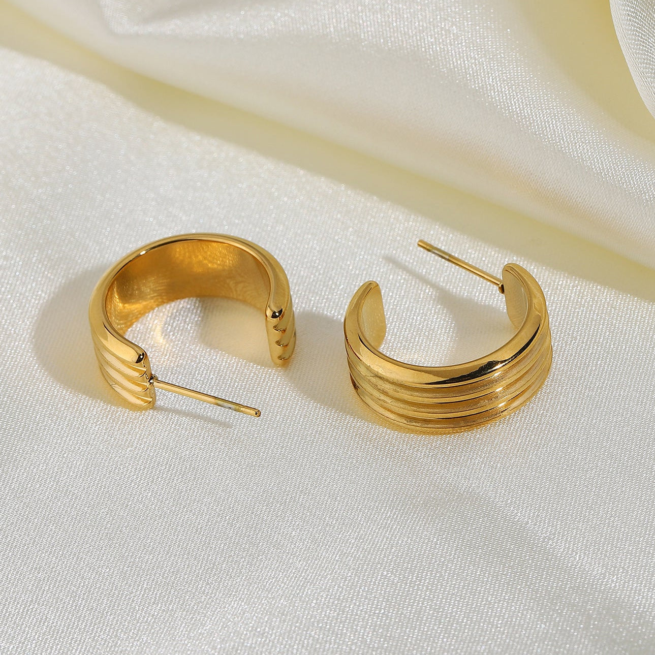 18K Vacuum Gold Plated L Stainless Steel Three-layer C Shape Tire Earrings - Moyyudé