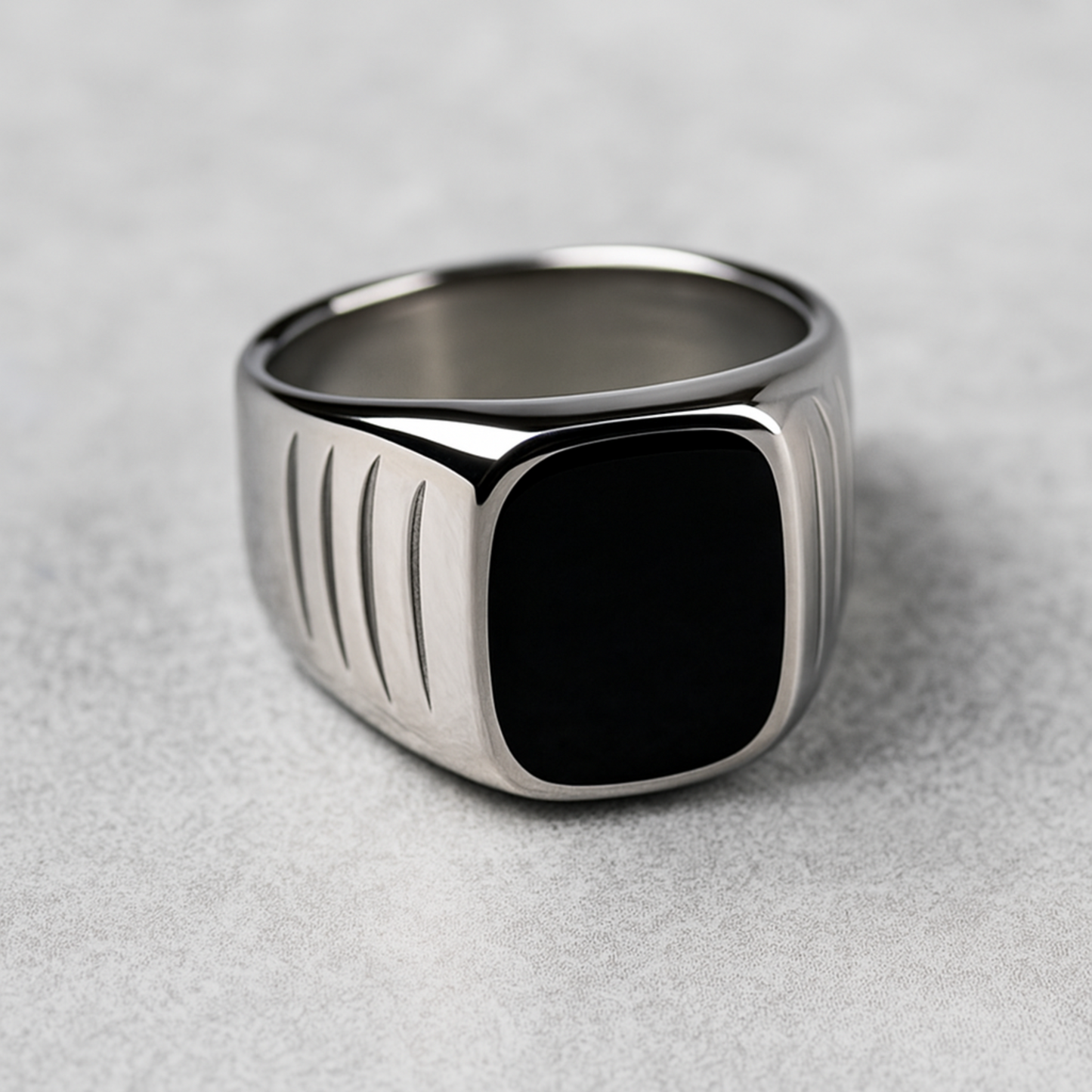 Bague artisanale homme pierre naturelle signée Moyyudé avec pierre noire carrée et design moderne