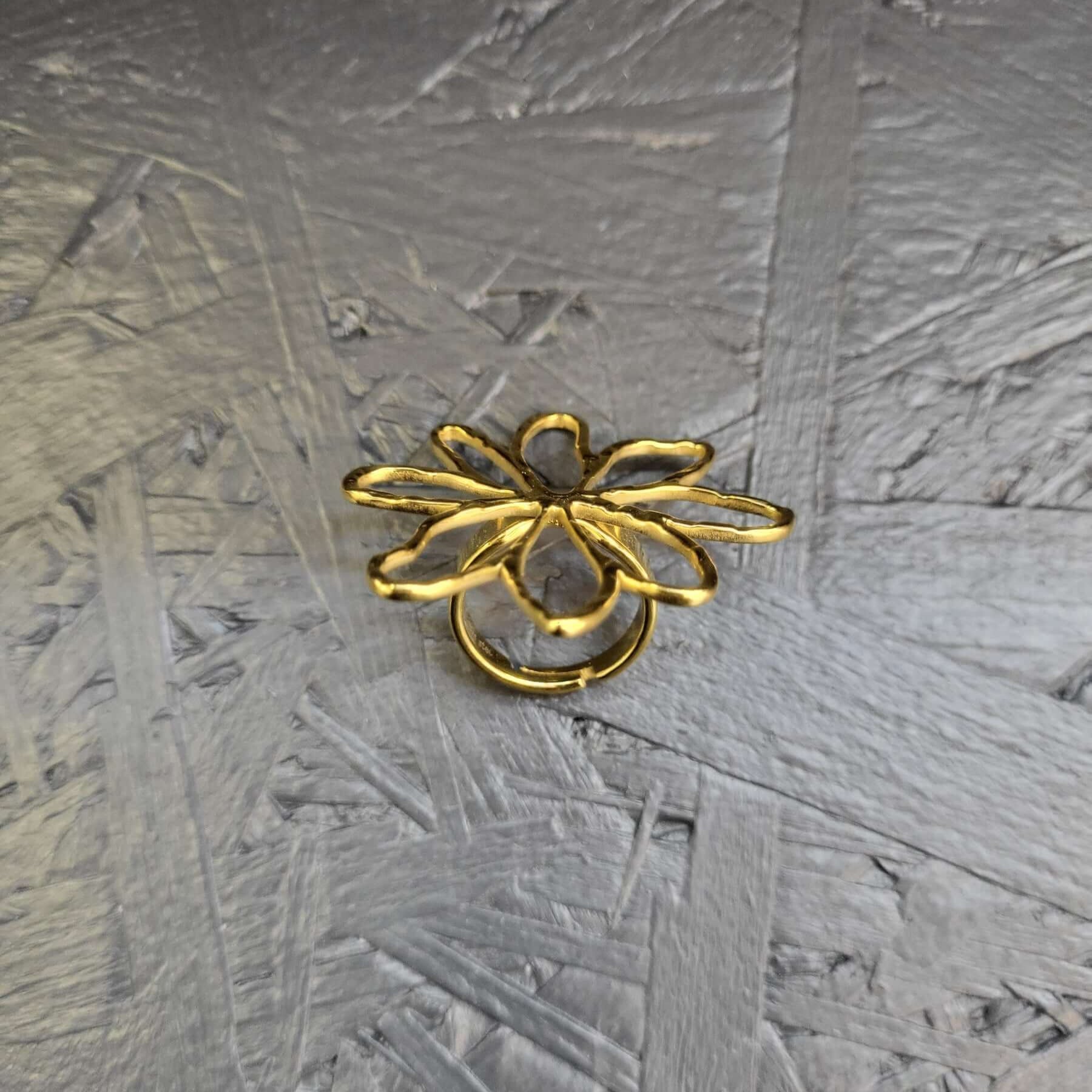 Bague fleur acier inoxydable femme dorée élégante et moderne signée Moyyudé