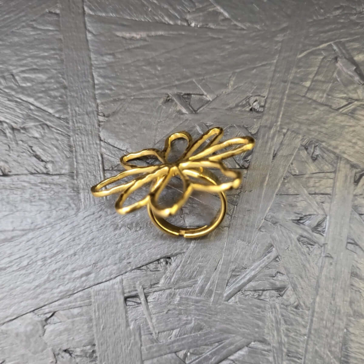 Bague fleur acier inoxydable femme dorée élégante au design délicat de Moyyudé