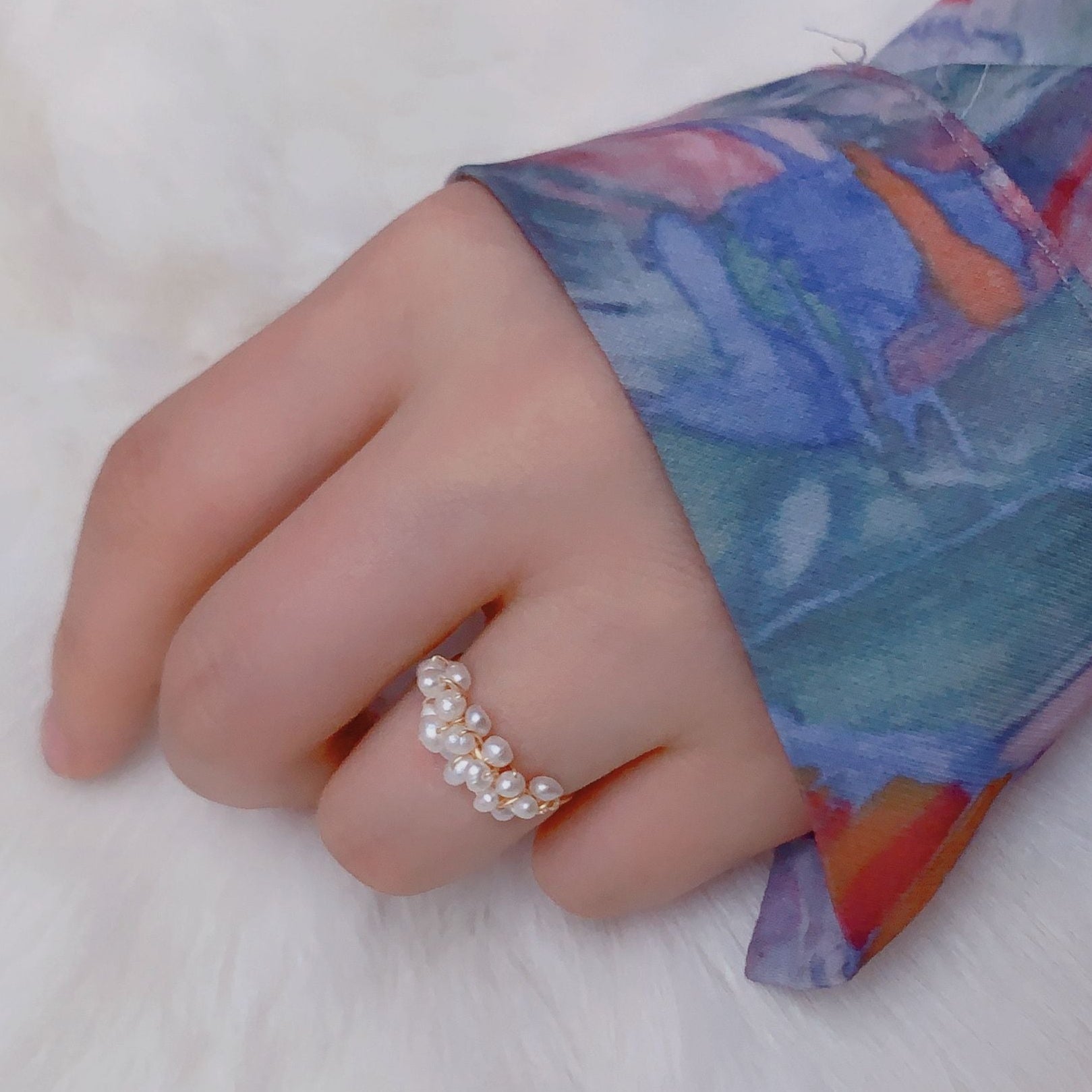 Bague Perle Elégante Moyyudé portée sur une main avec perles blanches brillantes