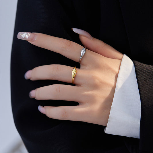 Bague femme argent ajustable Moyyudé portée sur la main avec une autre bague dorée élégante