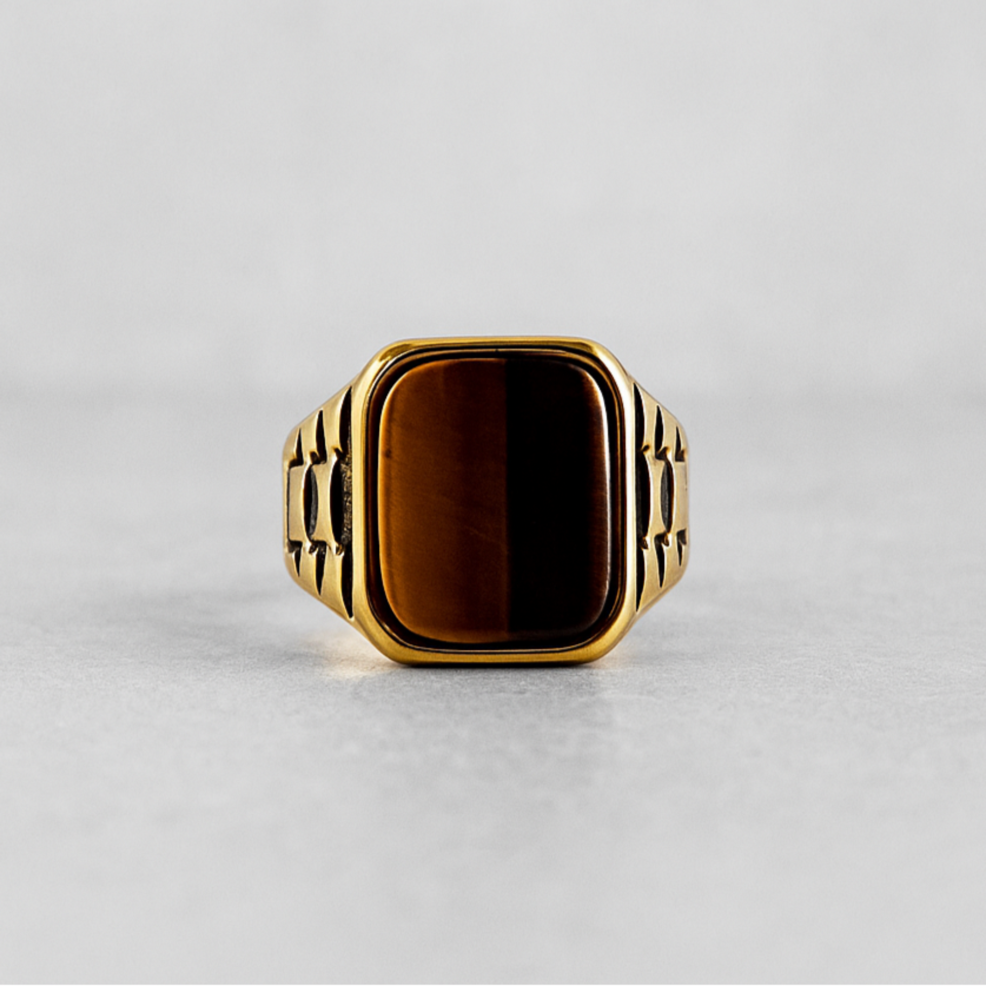Bague homme en métal doré avec pierre foncée bijou artisanal force masculine signée Moyyudé