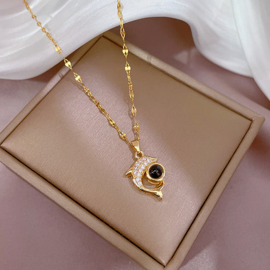 Collier dauphin femme en métal doré avec pierres brillantes et pendentif noir élégant