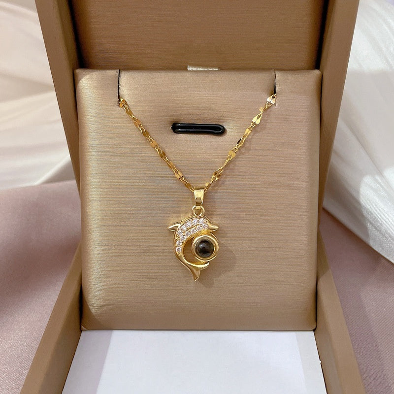 Collier dauphin femme doré Moyyudé avec pendentif dauphin orné de pierres blanches