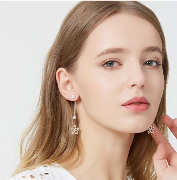 Boucles d'oreilles Moyyudé élégantes portées par une femme, bijoux femme lifestyle raffinés et modernes