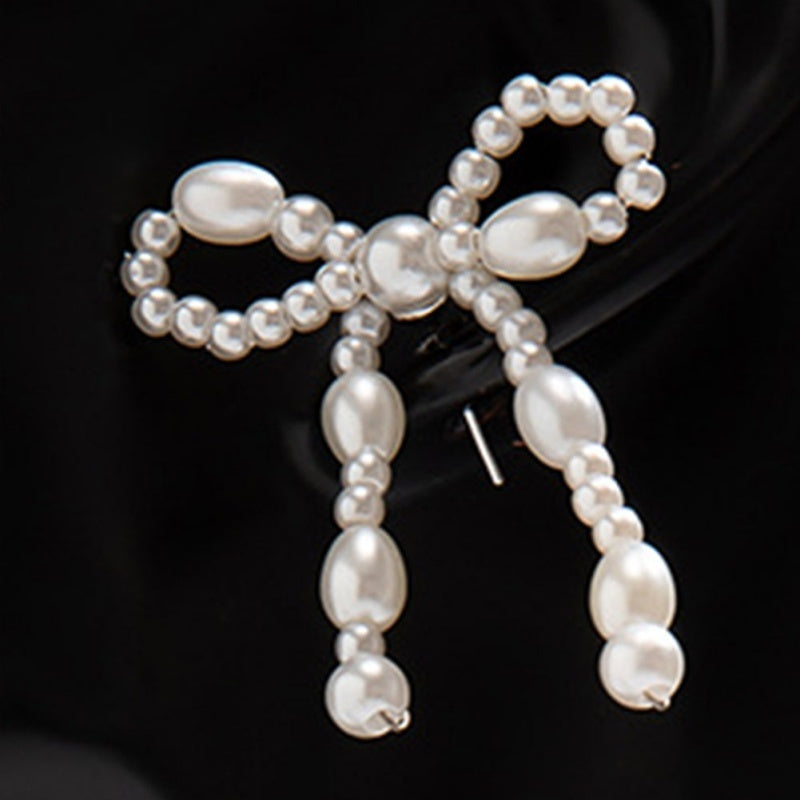 Boucles d'oreilles chic Moyyudé en perles blanches formant un nœud élégant