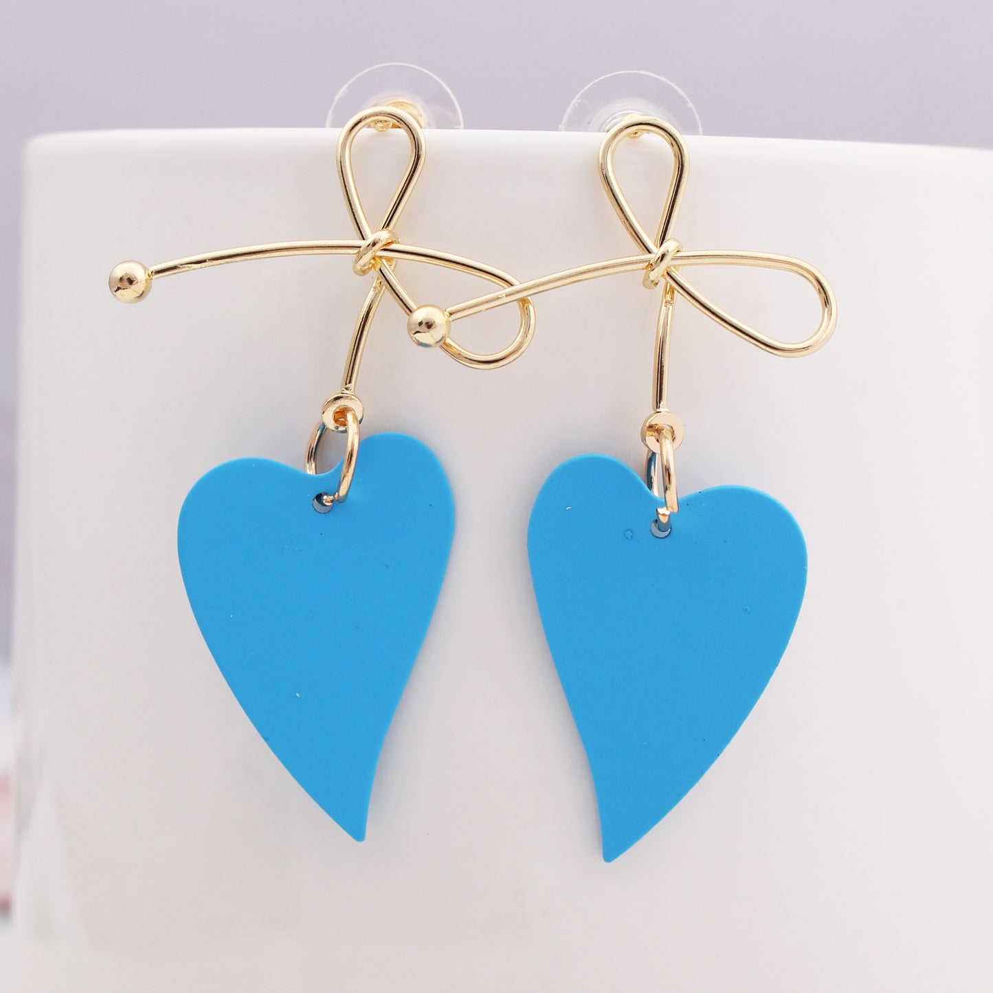 Boucles d'oreilles nœud papillon Moyyudé en métal doré avec pendentifs cœurs bleus élégants