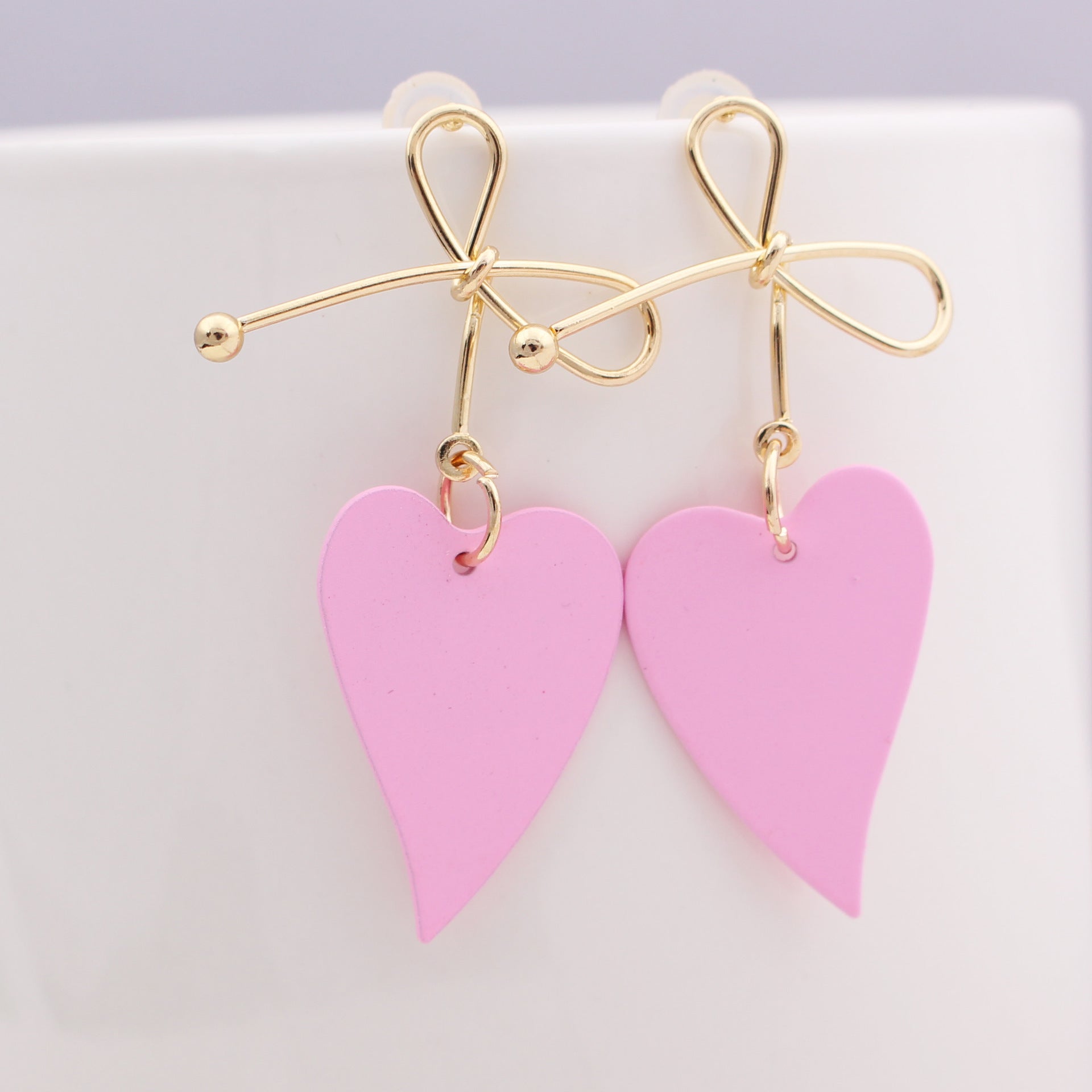 Boucles d'oreilles nœud papillon en métal doré avec pendentifs en forme de cœur rose Moyyudé