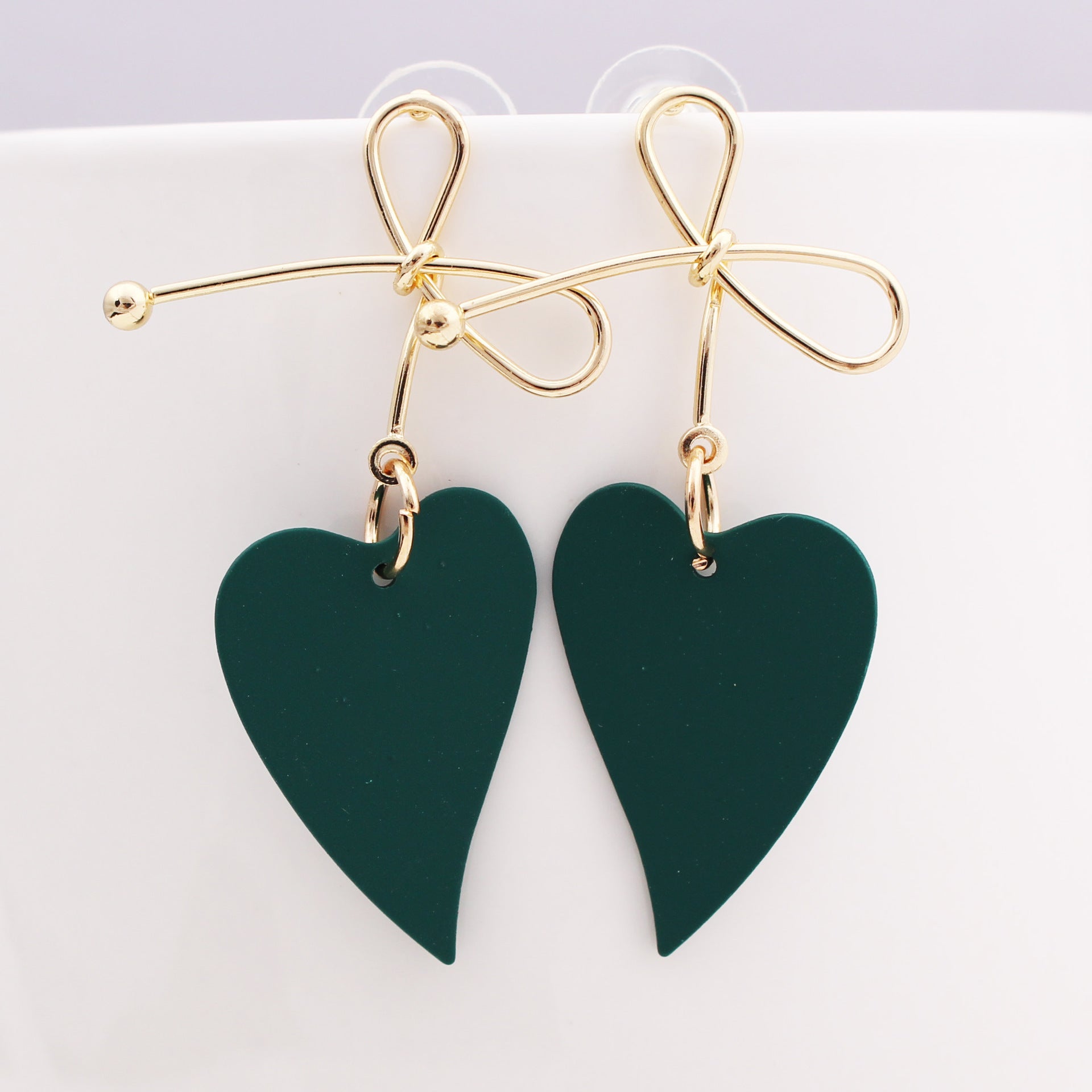 Boucles d'oreilles nœud papillon en métal doré avec pendentifs cœurs verts Moyyudé